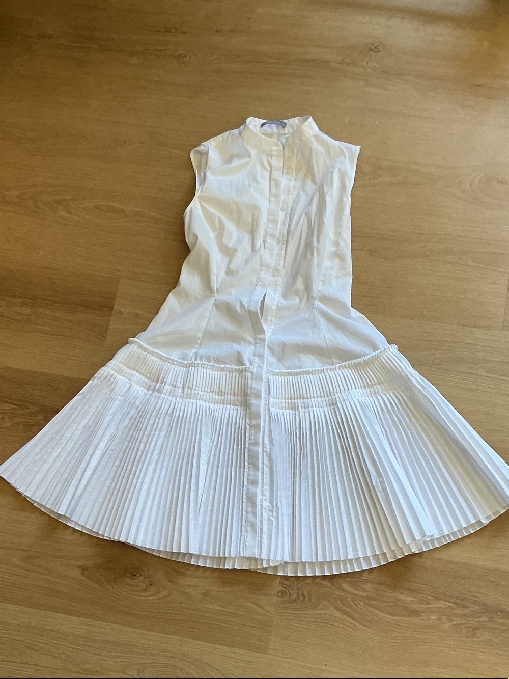 ' White Pleated Sleeveless Dress